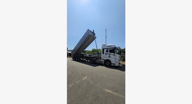 Полуприцеп-самосвал зерновоз ИнтерПрицеп 853372 — общий вид самосвального зерновоза с поднятым кузовом